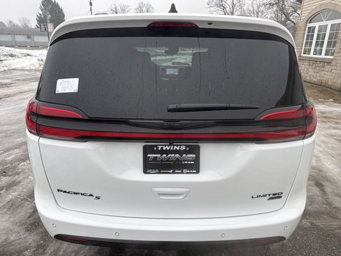 New 2026 Chrysler Pacifica Limited image 7