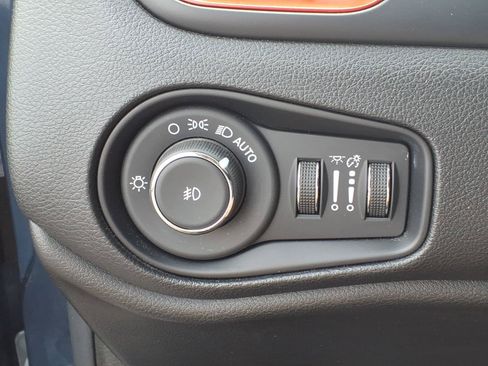 Used 2023 Jeep Renegade Trailhawk AWD/4WD image 17