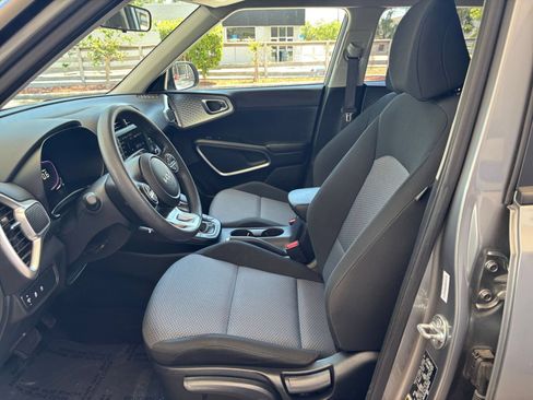 Used 2025 Kia Soul LX w/ LX Technology Package FWD image 27
