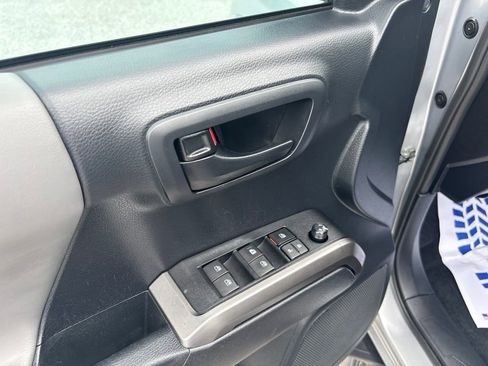 Used 2019 Toyota Tacoma SR5 RWD image 12