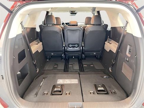 Used 2025 Kia Carnival EX image 33