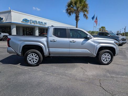 Used 2025 Toyota Tacoma SR5 RWD image 5