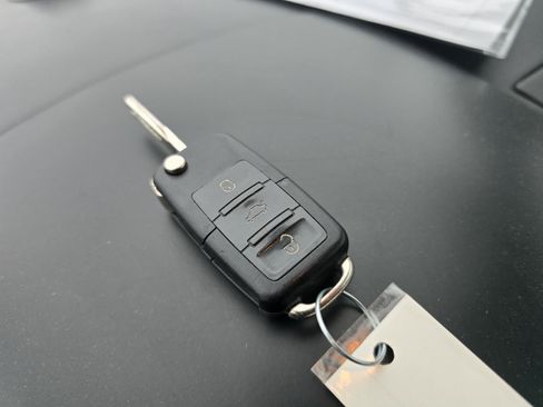 Used 2009 Volkswagen Beetle S image 23