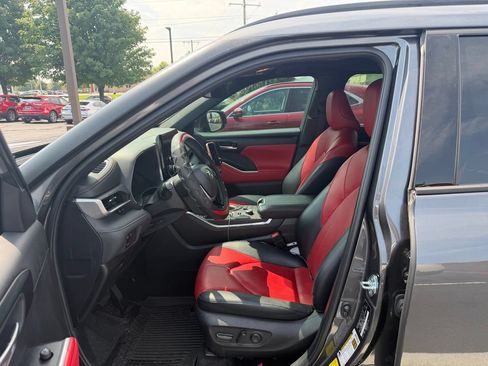 Used 2025 Toyota Highlander XSE AWD/4WD image 9