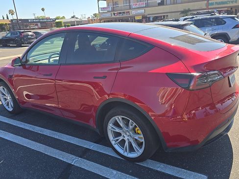 Used 2022 Tesla Model Y Long Range AWD/4WD image 2