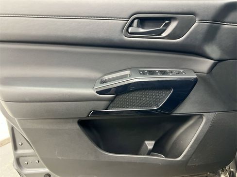 Used 2025 Nissan Pathfinder SV image 20