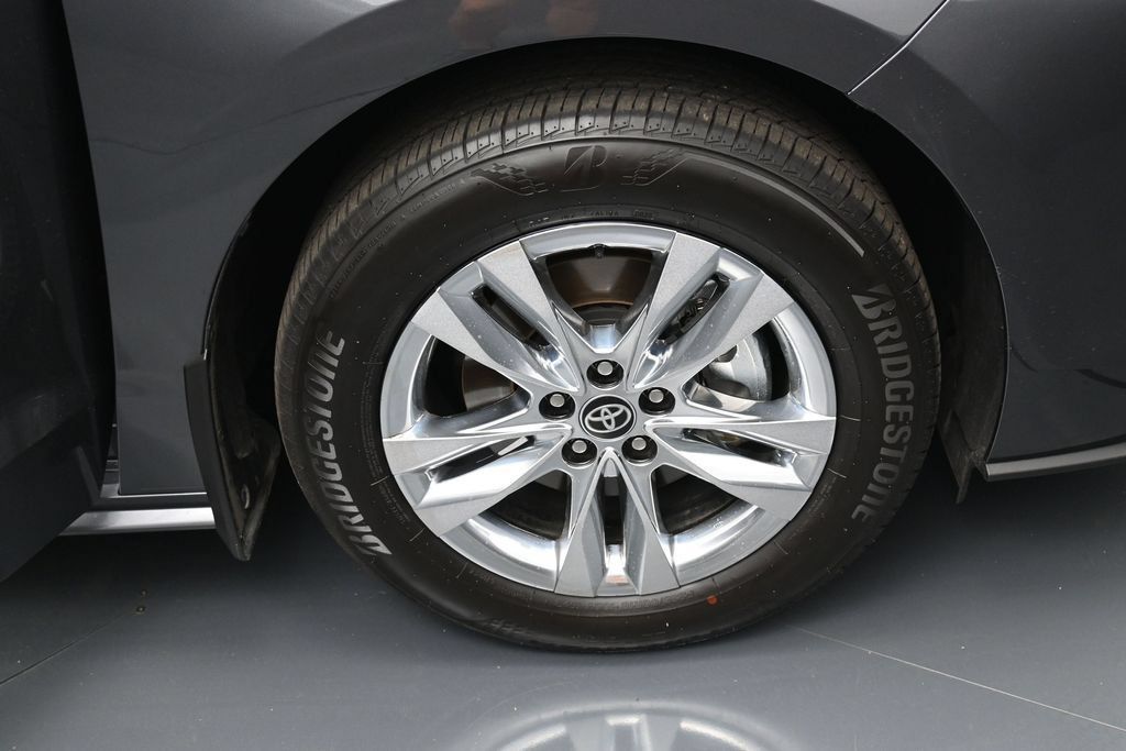 Used 2025 Toyota Sienna XLE w/ XLE Plus Package AWD/4WD image 37