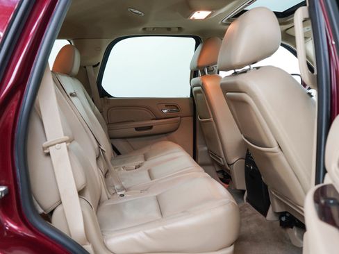 Used 2011 Cadillac Escalade Luxury AWD/4WD image 12