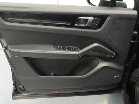 Used 2023 Porsche Cayenne Platinum Edition image 24