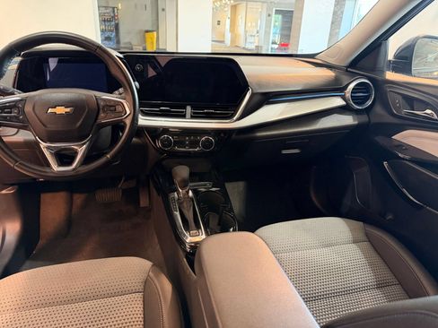 Used 2025 Chevrolet Trax LT w/ LT Convenience Package FWD image 34
