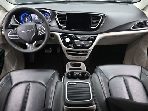 Used 2023 Chrysler Pacifica Touring-L FWD image 17