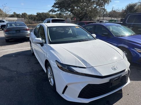 Used 2025 Toyota Camry LE image 3