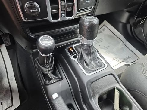 Used 2019 Jeep Wrangler Unlimited Sahara w/ Uconnect 4C Nav & Sound Group AWD/4WD image 27