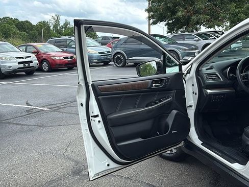 Used 2018 Subaru Outback 3.6R Limited AWD/4WD image 11