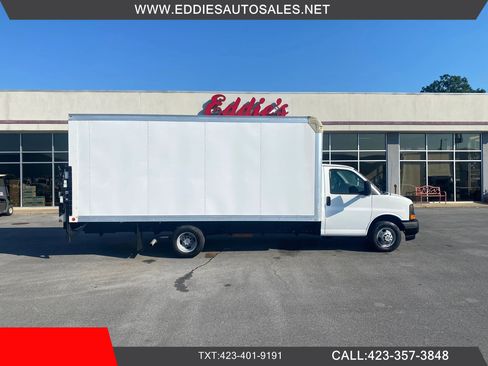 Used 2017 Chevrolet Express 4500 Extended RWD image 1