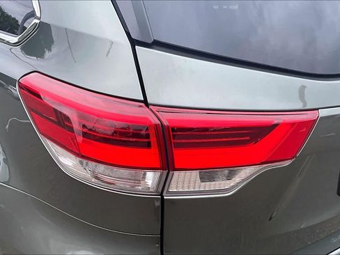 Used 2018 Toyota Highlander XLE AWD/4WD image 28