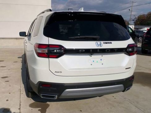 New 2025 Honda Pilot Touring image 8