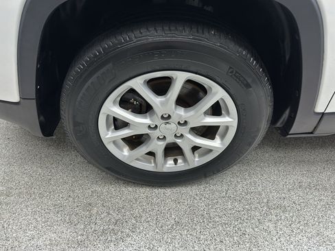 Used 2015 Jeep Cherokee Latitude w/ Cold Weather Group AWD/4WD image 7