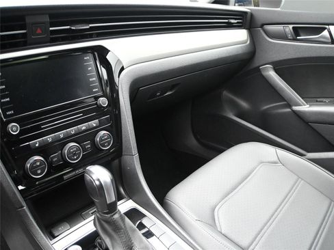 Used 2022 Volkswagen Passat 2.0T SE image 4