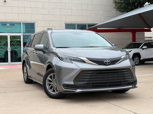 Used 2026 Toyota Sienna LE FWD image 2