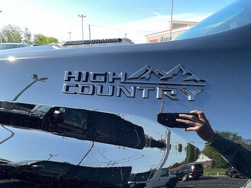 Used 2025 Chevrolet Silverado 2500 High Country w/ Midnight Edition AWD/4WD image 11