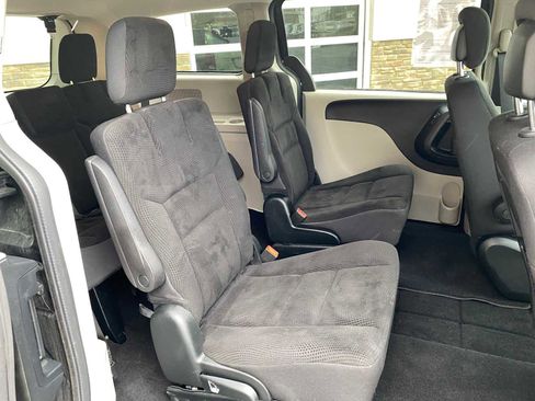 Used 2018 Dodge Grand Caravan SE image 24