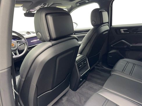 Used 2022 Porsche Cayenne image 34