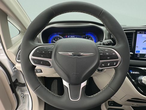 Used 2024 Chrysler Pacifica Touring-L FWD image 15