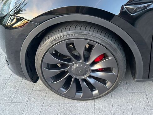 Used 2023 Tesla Model Y Performance AWD/4WD image 32