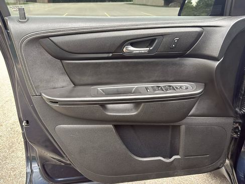 Used 2016 Chevrolet Traverse LT w/ Style and Technology Package FWD image 9
