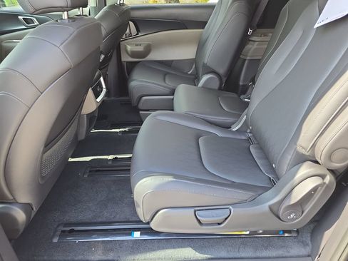 New 2026 Kia Carnival FWD image 16