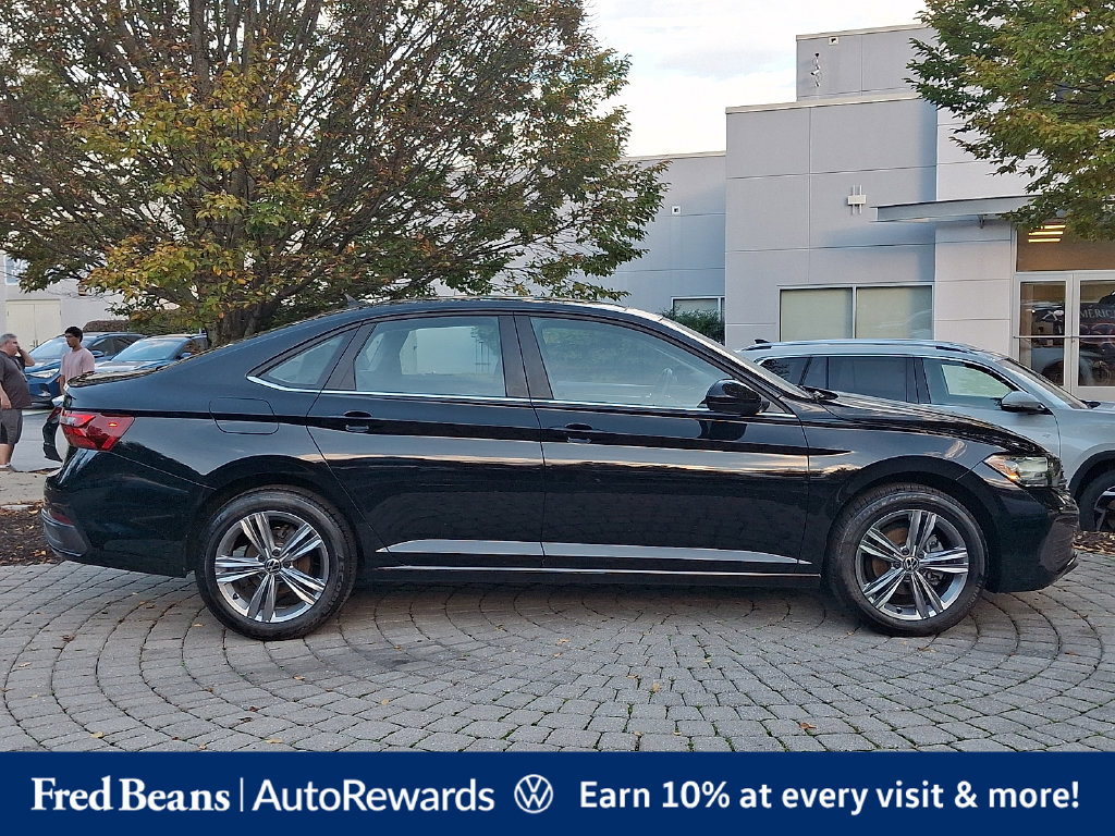 Certified 2022 Volkswagen Jetta SE w/ Panoramic Sunroof Package FWD image 9