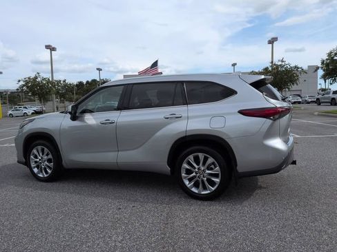 Certified 2023 Toyota Highlander Limited FWD image 6