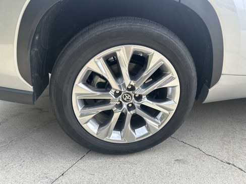 Used 2024 Toyota Highlander Limited image 15