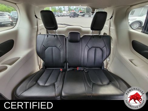 Used 2023 Chrysler Pacifica Touring-L FWD image 17