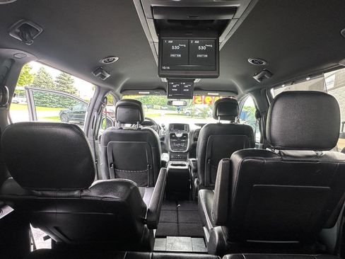 Used 2015 Chrysler Town & Country S FWD image 20