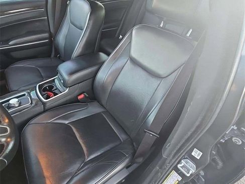 Used 2018 Chrysler 300 Limited image 6