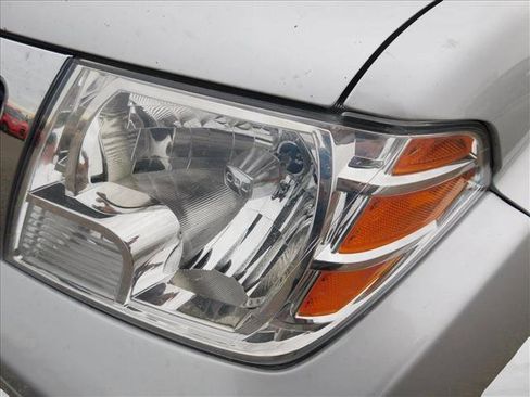 Used 2017 Nissan Frontier SV image 6