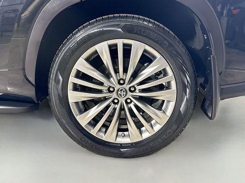 Certified 2021 Toyota Highlander Platinum image 32