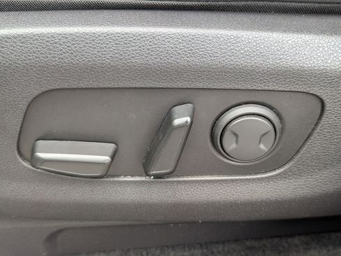 Used 2024 Kia Carnival LX image 19