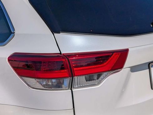 Used 2018 Toyota Highlander XLE image 24