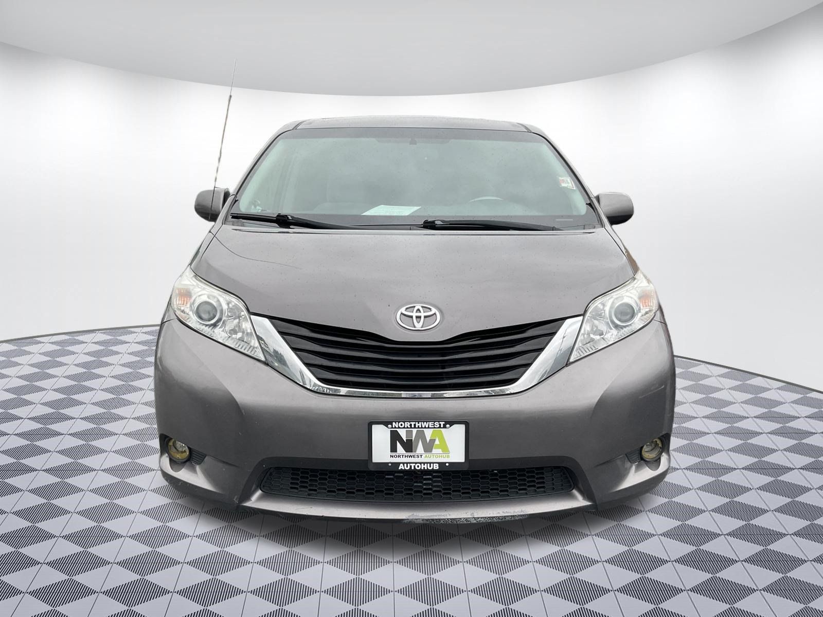 Used 2012 Toyota Sienna LE w/ Towing Pkg FWD image 5