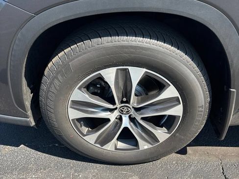 Used 2021 Toyota Highlander XLE AWD/4WD image 10