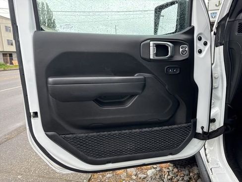 Used 2025 Jeep Wrangler Unlimited Rubicon AWD/4WD image 25