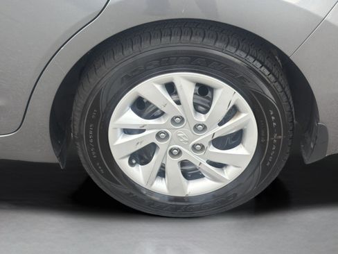 Used 2020 Hyundai Elantra SE FWD image 22
