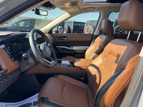 Used 2023 Nissan Pathfinder Platinum image 10