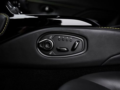 Used 2023 Aston Martin V8 Vantage Coupe RWD image 31