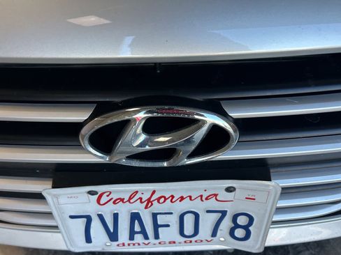 Used 2017 Hyundai Elantra SE image 3