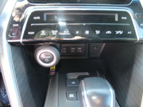 Used 2023 Toyota Venza XLE image 34