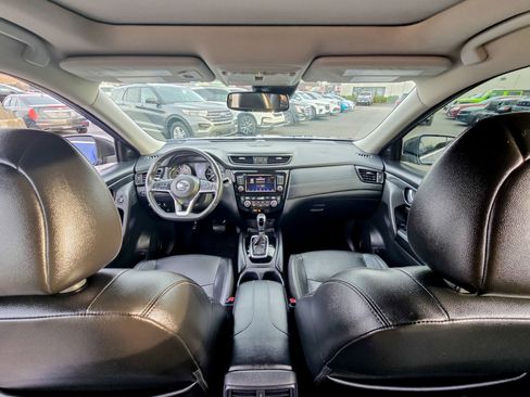 Used 2018 Nissan Rogue SL w/ Premium Package image 2